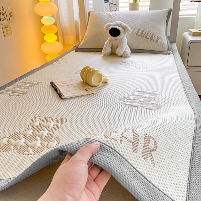 91家纺网 家纺一手货源 找家纺 耐思2025a类冰豆豆提花凉席学生款潮牌熊系列 潮牌態-浅棕