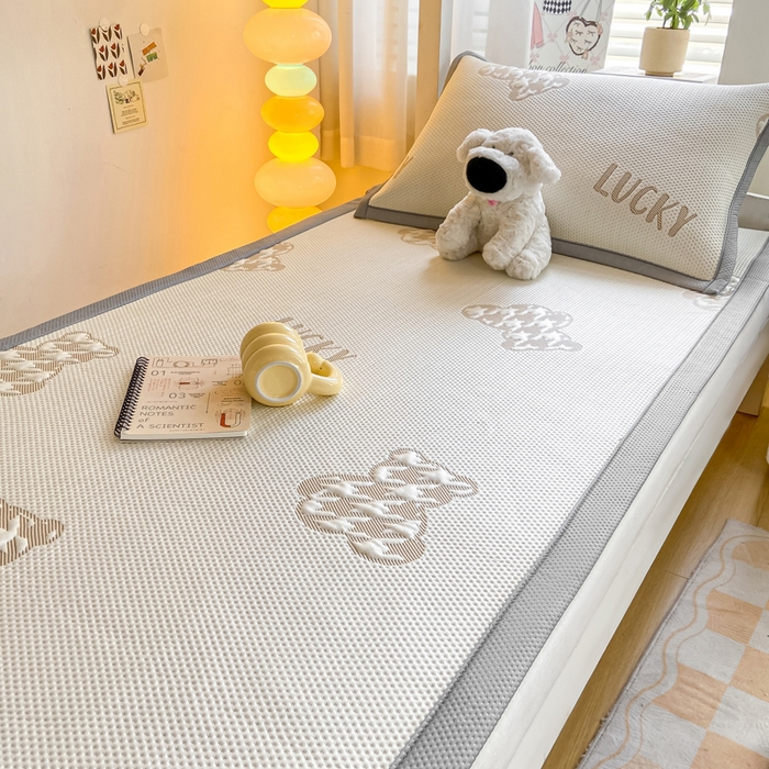 91家纺网 家纺一手货源 找家纺 耐思2025a类冰豆豆提花凉席学生款潮牌熊系列 潮牌態-浅棕