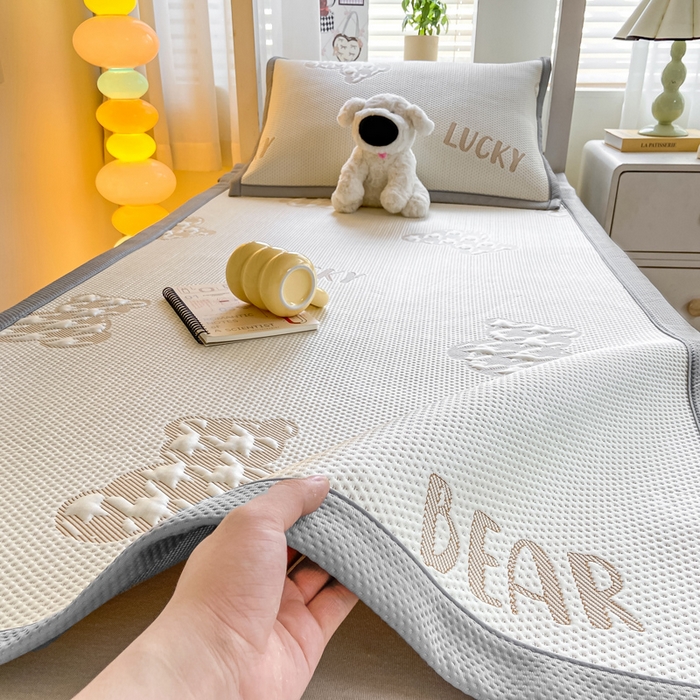 91家纺网 家纺一手货源 找家纺 耐思2025a类冰豆豆提花凉席学生款潮牌熊系列 潮牌態-浅棕