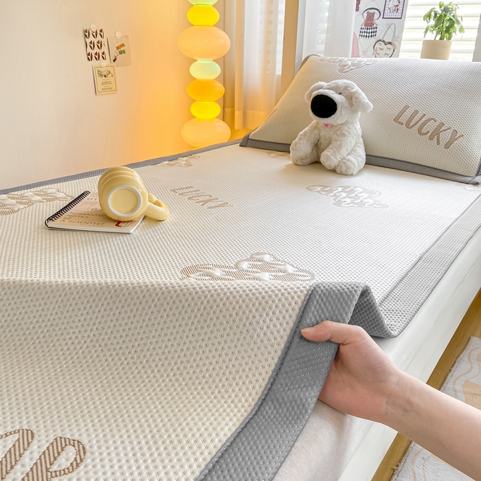 91家纺网 家纺一手货源 找家纺 耐思2025a类冰豆豆提花凉席学生款潮牌熊系列 潮牌態-浅棕