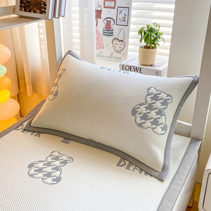 91家纺网 家纺一手货源 找家纺 耐思2025a类冰豆豆提花凉席学生款潮牌熊系列 潮牌熊-深蓝