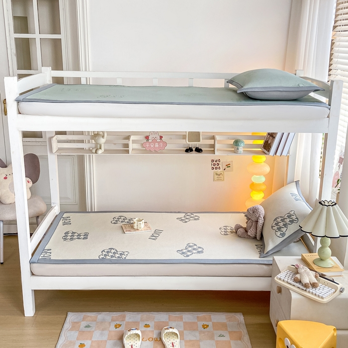 91家纺网 家纺一手货源 找家纺 耐思2025a类冰豆豆提花凉席学生款潮牌熊系列 潮牌熊-深蓝