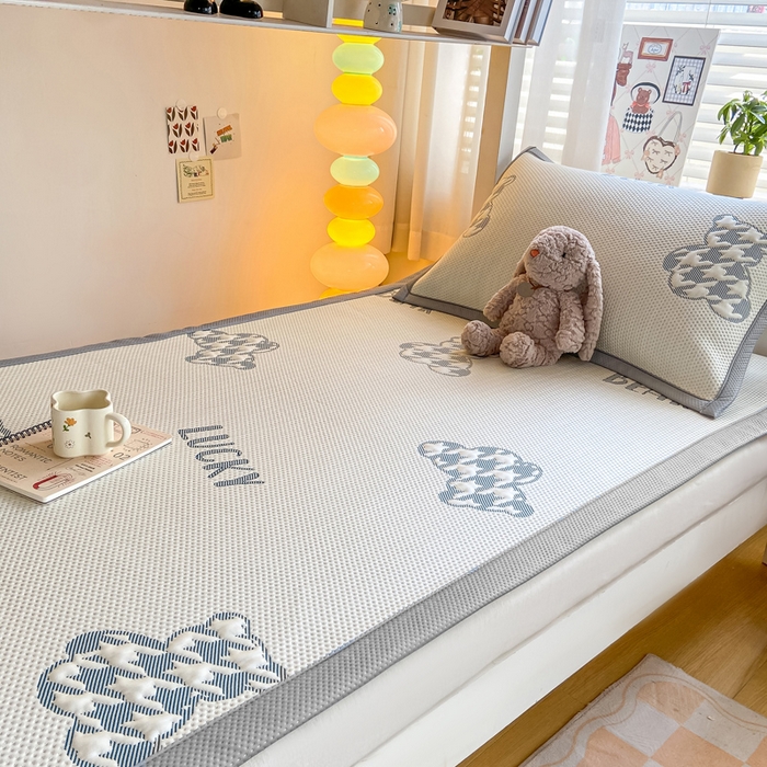 91家纺网 家纺一手货源 找家纺 耐思2025a类冰豆豆提花凉席学生款潮牌熊系列 潮牌熊-深蓝