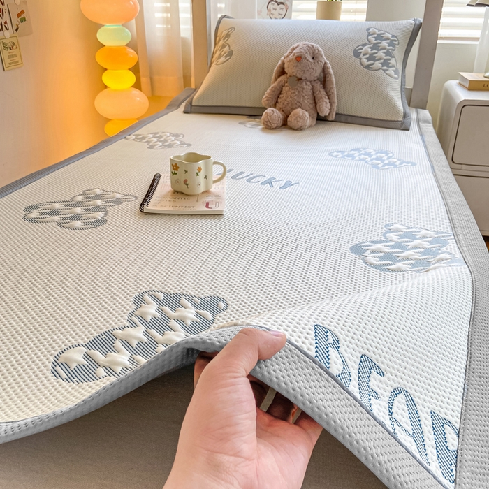 91家纺网 家纺一手货源 找家纺 耐思2025a类冰豆豆提花凉席学生款潮牌熊系列 潮牌熊-深蓝