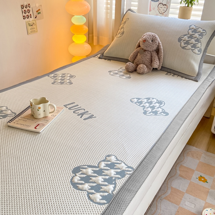 91家纺网 家纺一手货源 找家纺 耐思2025a类冰豆豆提花凉席学生款潮牌熊系列 潮牌熊-深蓝