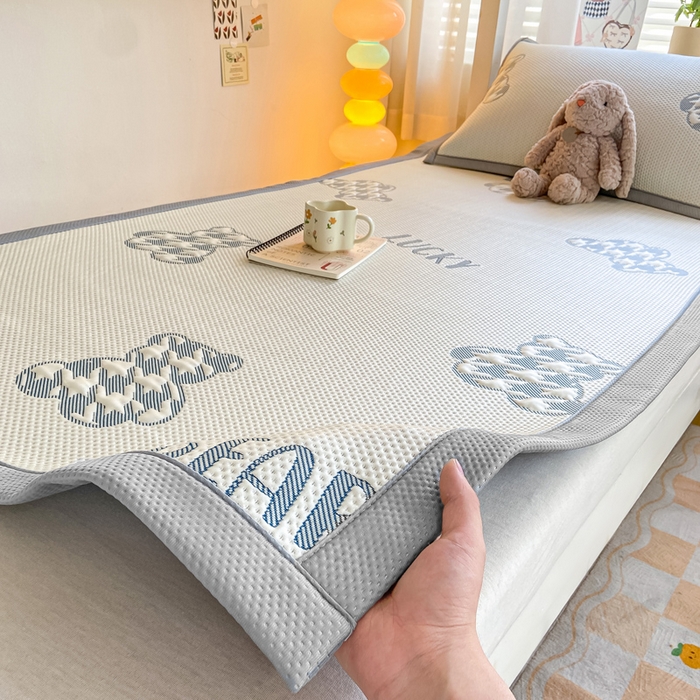 91家纺网 家纺一手货源 找家纺 耐思2025a类冰豆豆提花凉席学生款潮牌熊系列 潮牌熊-深蓝