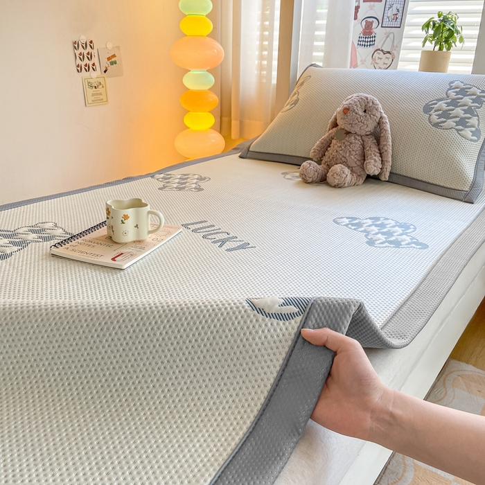 91家纺网 家纺一手货源 找家纺 耐思2025a类冰豆豆提花凉席学生款潮牌熊系列 潮牌熊-深蓝