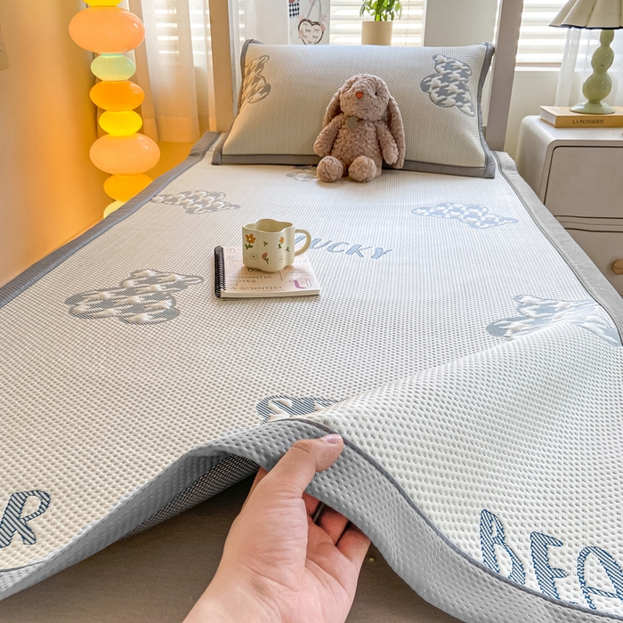 91家纺网 家纺一手货源 找家纺 耐思2025a类冰豆豆提花凉席学生款潮牌熊系列 潮牌熊-深蓝