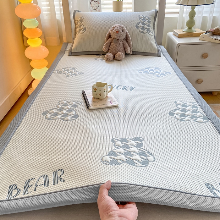 91家纺网 家纺一手货源 找家纺 耐思2025a类冰豆豆提花凉席学生款潮牌熊系列 潮牌熊-深蓝