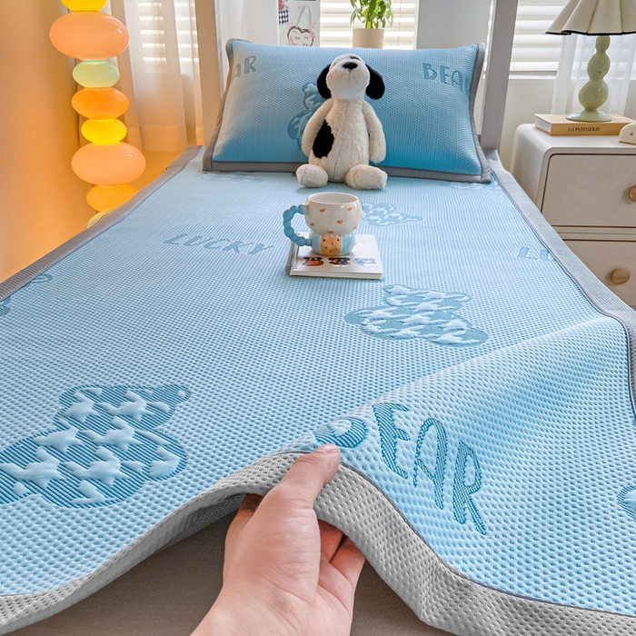 91家纺网 家纺一手货源 找家纺 耐思2025a类冰豆豆提花凉席学生款潮牌熊系列 潮牌熊-天兰