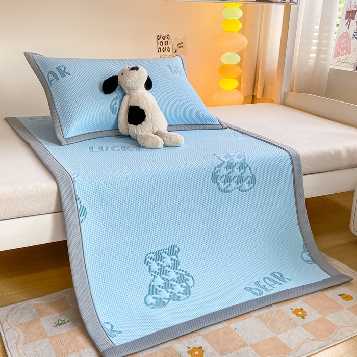 91家纺网 家纺一手货源 找家纺 耐思2025a类冰豆豆提花凉席学生款潮牌熊系列 潮牌熊-天兰