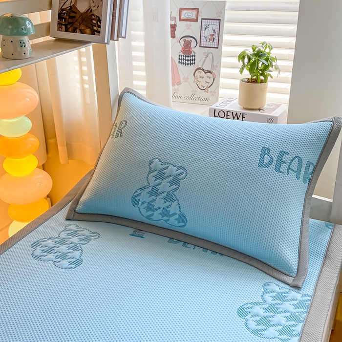 91家纺网 家纺一手货源 找家纺 耐思2025a类冰豆豆提花凉席学生款潮牌熊系列 潮牌熊-天兰