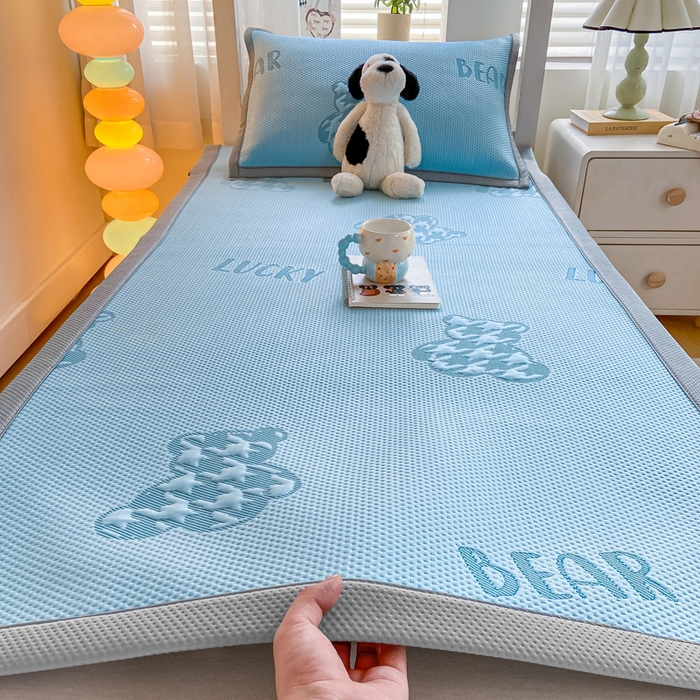 91家纺网 家纺一手货源 找家纺 耐思2025a类冰豆豆提花凉席学生款潮牌熊系列 潮牌熊-天兰