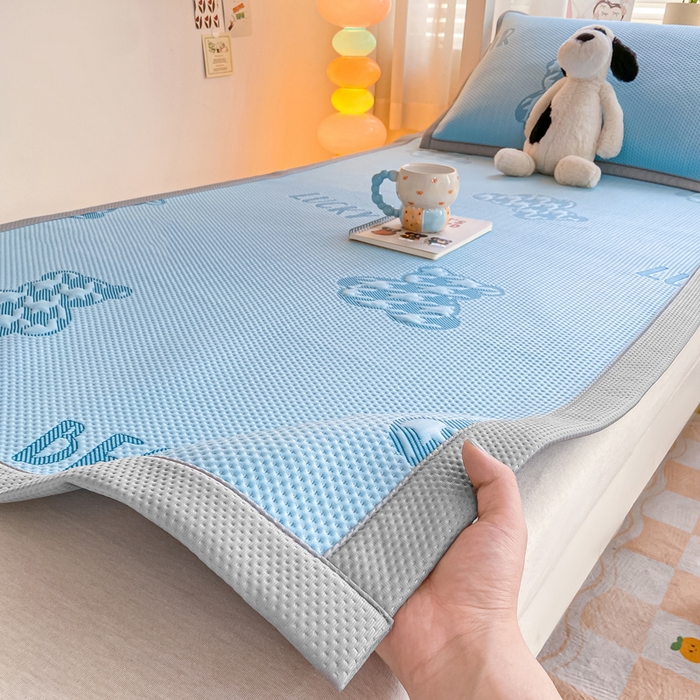 91家纺网 家纺一手货源 找家纺 耐思2025a类冰豆豆提花凉席学生款潮牌熊系列 潮牌熊-天兰