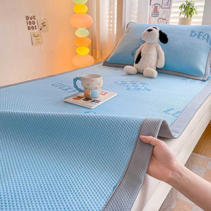 91家纺网 家纺一手货源 找家纺 耐思2025a类冰豆豆提花凉席学生款潮牌熊系列 潮牌熊-天兰