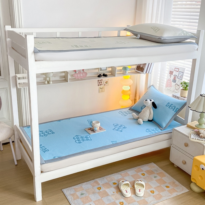 91家纺网 家纺一手货源 找家纺 耐思2025a类冰豆豆提花凉席学生款潮牌熊系列 潮牌熊-天兰