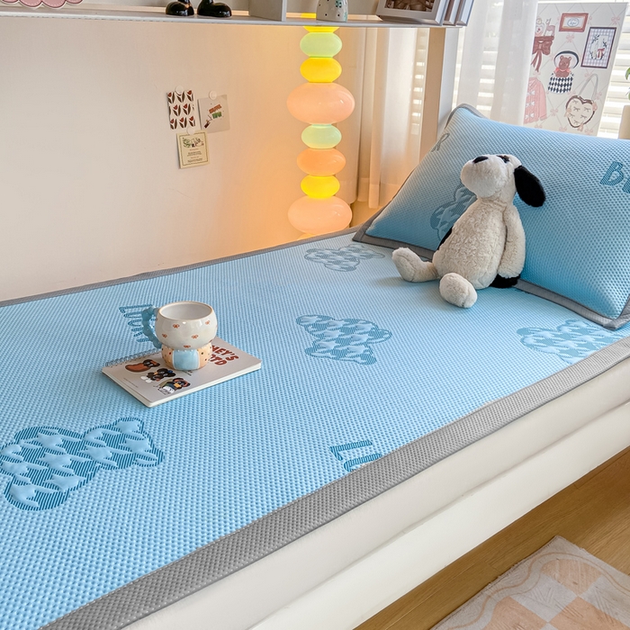 91家纺网 家纺一手货源 找家纺 耐思2025a类冰豆豆提花凉席学生款潮牌熊系列 潮牌熊-天兰