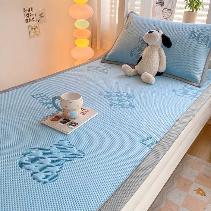 91家纺网 家纺一手货源 找家纺 耐思2025a类冰豆豆提花凉席学生款潮牌熊系列 潮牌熊-天兰