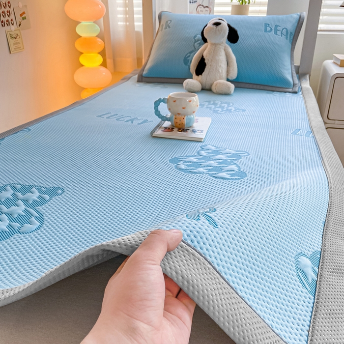 91家纺网 家纺一手货源 找家纺 耐思2025a类冰豆豆提花凉席学生款潮牌熊系列 潮牌熊-天兰