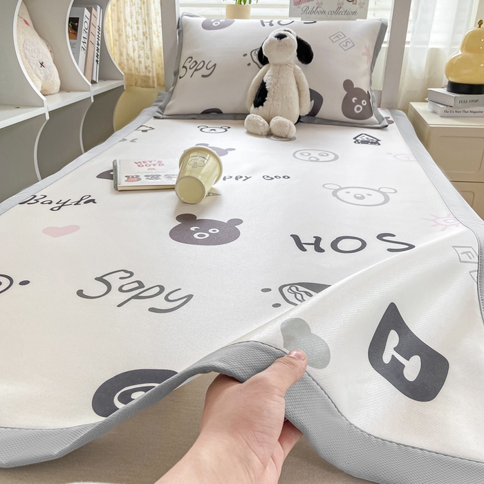 91家纺网 家纺一手货源 找家纺 耐思家纺 2025春夏新款A类冰丝印花凉席空调席学生系列 happy能仔