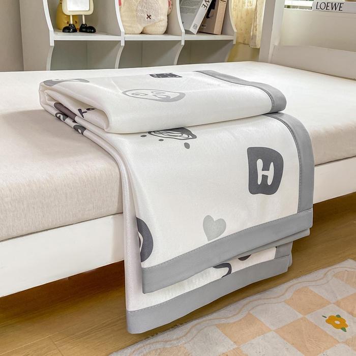 91家纺网 家纺一手货源 找家纺 耐思家纺 2025春夏新款A类冰丝印花凉席空调席学生系列 happy能仔