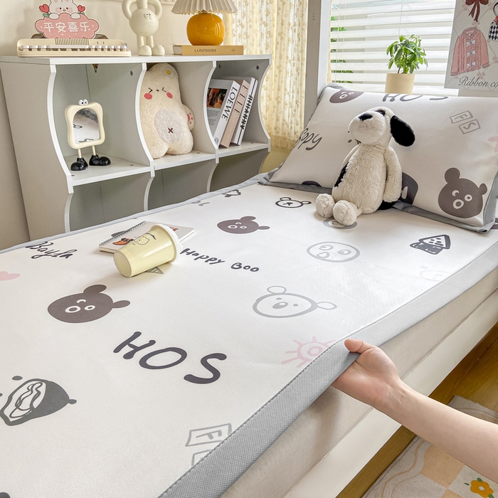 91家纺网 家纺一手货源 找家纺 耐思家纺 2025春夏新款A类冰丝印花凉席空调席学生系列 happy能仔