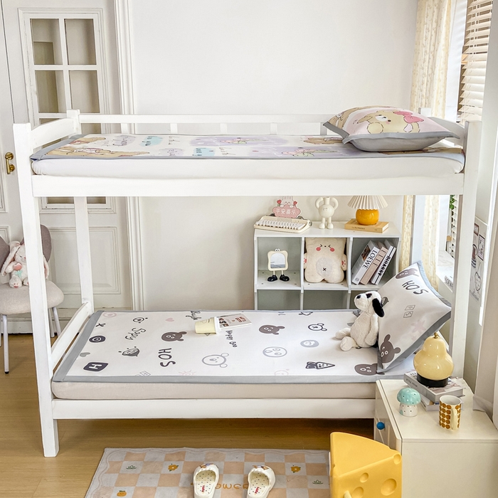 91家纺网 家纺一手货源 找家纺 耐思家纺 2025春夏新款A类冰丝印花凉席空调席学生系列 happy能仔