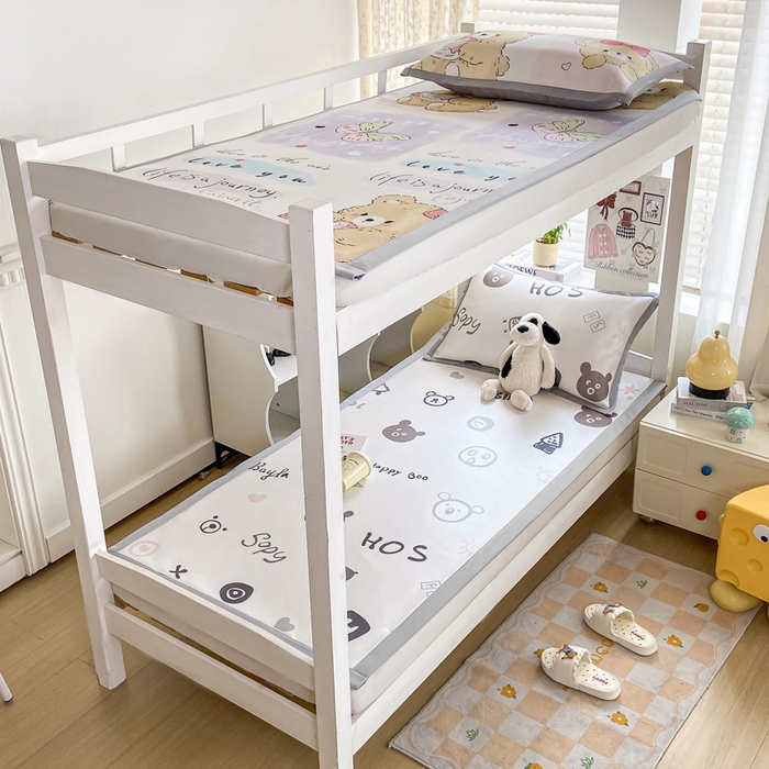 91家纺网 家纺一手货源 找家纺 耐思家纺 2025春夏新款A类冰丝印花凉席空调席学生系列 happy能仔