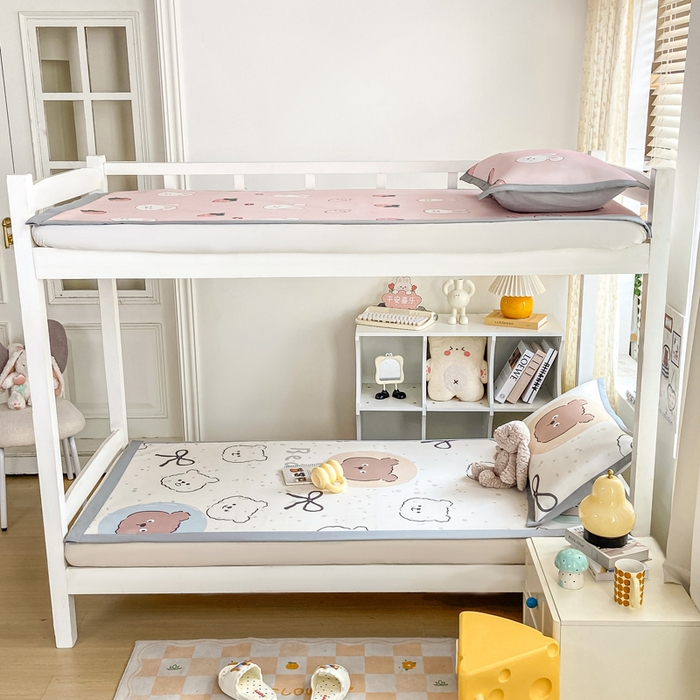 91家纺网 家纺一手货源 找家纺 耐思家纺 2025春夏新款A类冰丝印花凉席空调席学生系列 宝贝熊