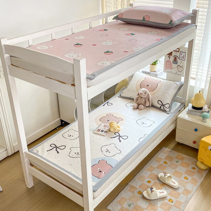 91家纺网 家纺一手货源 找家纺 耐思家纺 2025春夏新款A类冰丝印花凉席空调席学生系列 宝贝熊