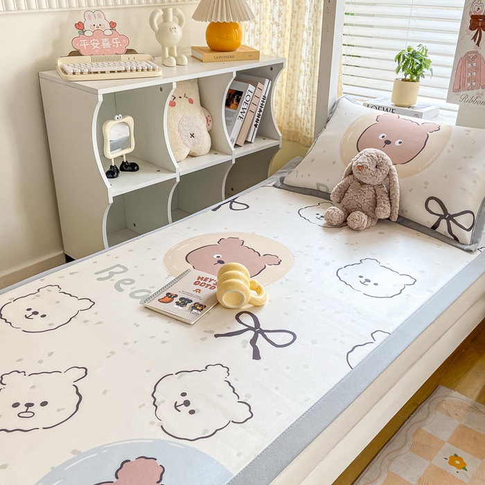 91家纺网 家纺一手货源 找家纺 耐思家纺 2025春夏新款A类冰丝印花凉席空调席学生系列 宝贝熊