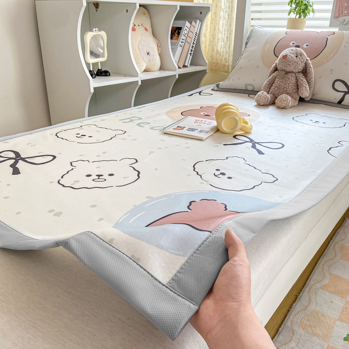 91家纺网 家纺一手货源 找家纺 耐思家纺 2025春夏新款A类冰丝印花凉席空调席学生系列 宝贝熊