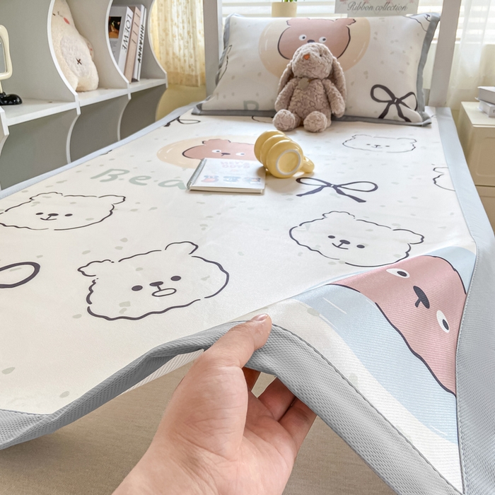 91家纺网 家纺一手货源 找家纺 耐思家纺 2025春夏新款A类冰丝印花凉席空调席学生系列 宝贝熊