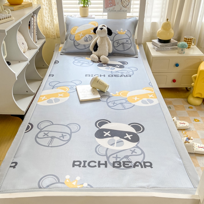 91家纺网 家纺一手货源 找家纺 耐思家纺 2025春夏新款A类冰丝印花凉席空调席学生系列 暴力熊