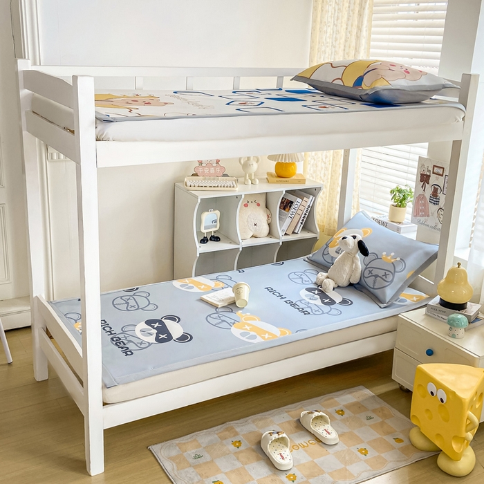 91家纺网 家纺一手货源 找家纺 耐思家纺 2025春夏新款A类冰丝印花凉席空调席学生系列 暴力熊