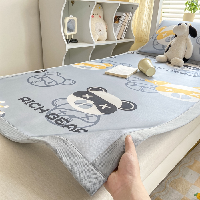 91家纺网 家纺一手货源 找家纺 耐思家纺 2025春夏新款A类冰丝印花凉席空调席学生系列 暴力熊