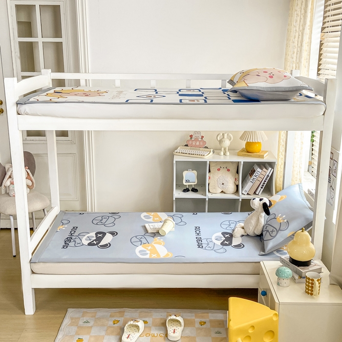 91家纺网 家纺一手货源 找家纺 耐思家纺 2025春夏新款A类冰丝印花凉席空调席学生系列 暴力熊