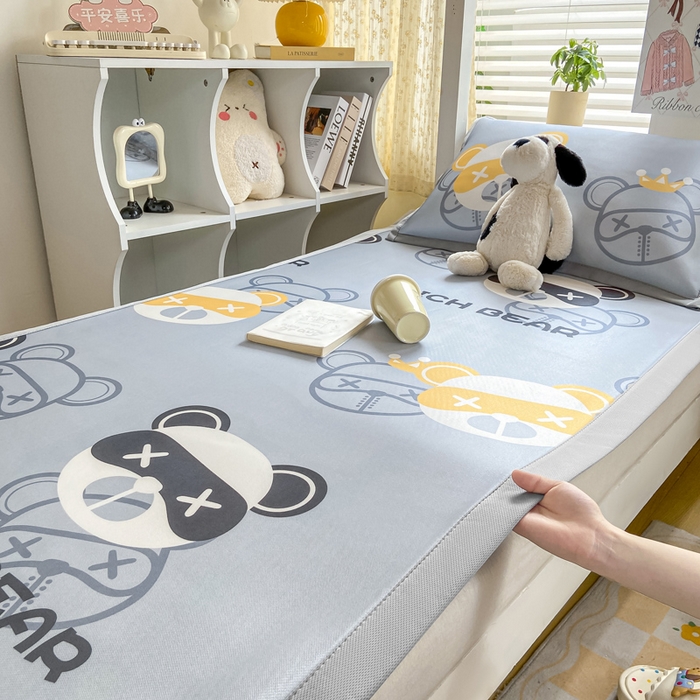 91家纺网 家纺一手货源 找家纺 耐思家纺 2025春夏新款A类冰丝印花凉席空调席学生系列 暴力熊