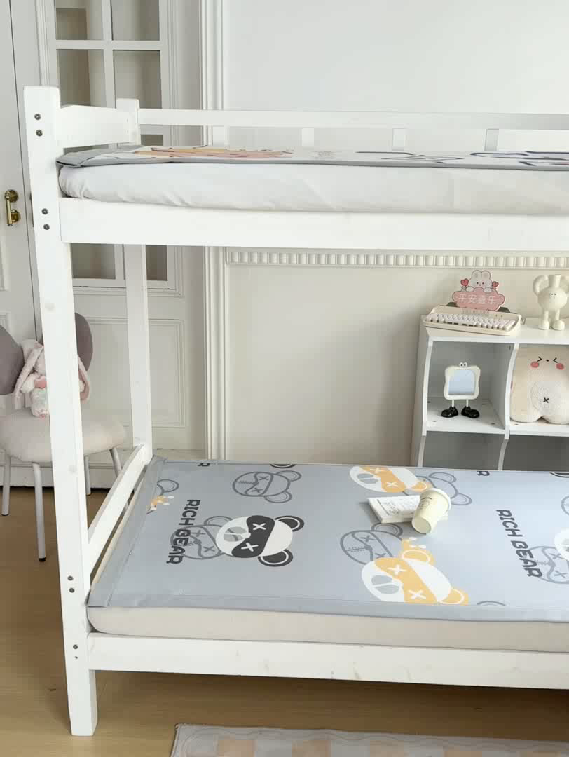 91家纺网 家纺一手货源 找家纺 耐思家纺 2025春夏新款A类冰丝印花凉席空调席学生系列 暴力熊