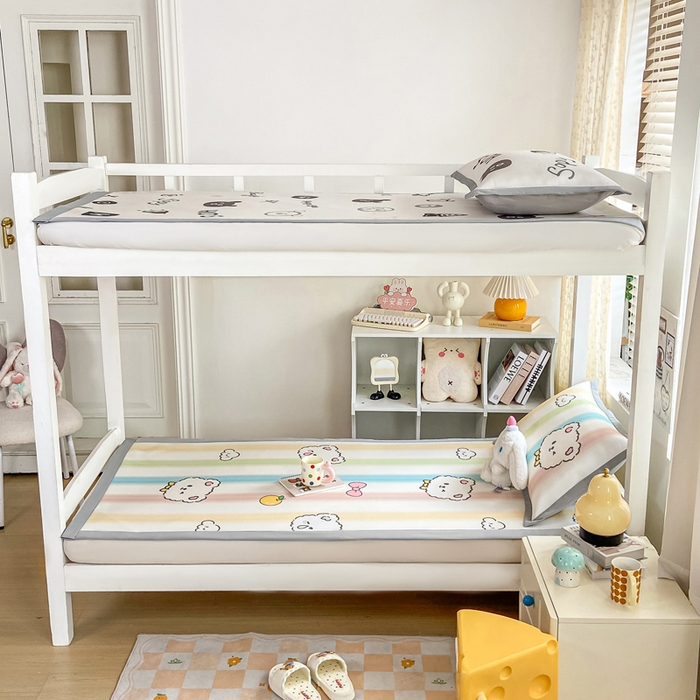 91家纺网 家纺一手货源 找家纺 耐思家纺 2025春夏新款A类冰丝印花凉席空调席学生系列 彩条猫咪