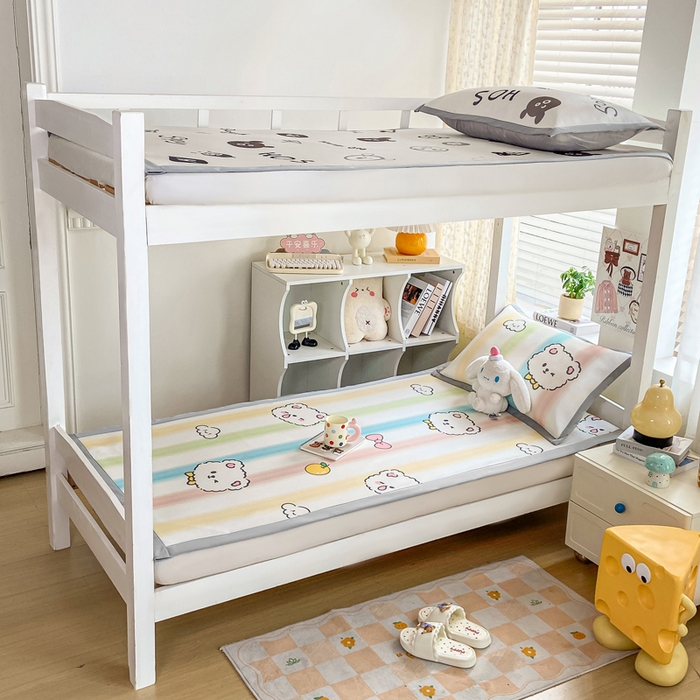 91家纺网 家纺一手货源 找家纺 耐思家纺 2025春夏新款A类冰丝印花凉席空调席学生系列 彩条猫咪