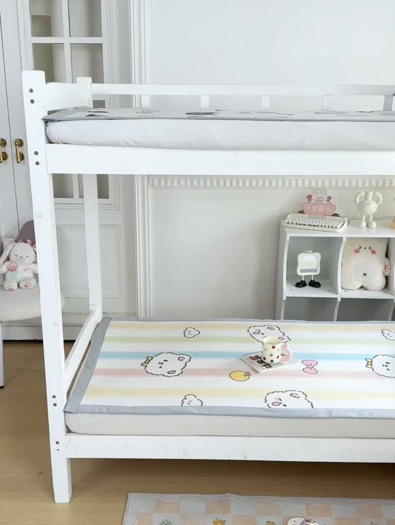 91家纺网 家纺一手货源 找家纺 耐思家纺 2025春夏新款A类冰丝印花凉席空调席学生系列 彩条猫咪