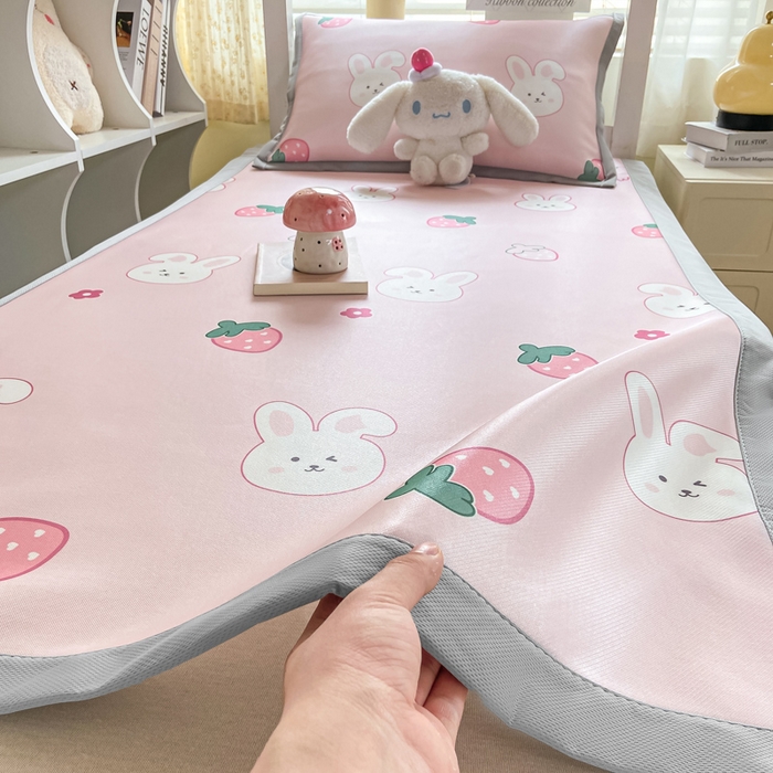 91家纺网 家纺一手货源 找家纺 耐思家纺 2025春夏新款A类冰丝印花凉席空调席学生系列 甜心草莓