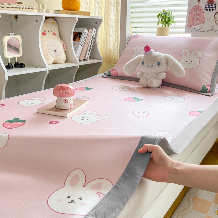 91家纺网 家纺一手货源 找家纺 耐思家纺 2025春夏新款A类冰丝印花凉席空调席学生系列 甜心草莓