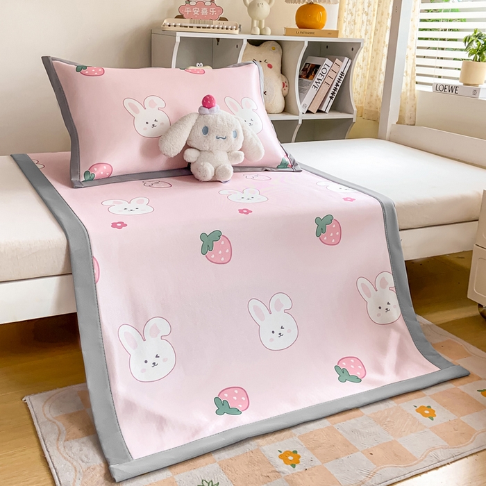 91家纺网 家纺一手货源 找家纺 耐思家纺 2025春夏新款A类冰丝印花凉席空调席学生系列 甜心草莓