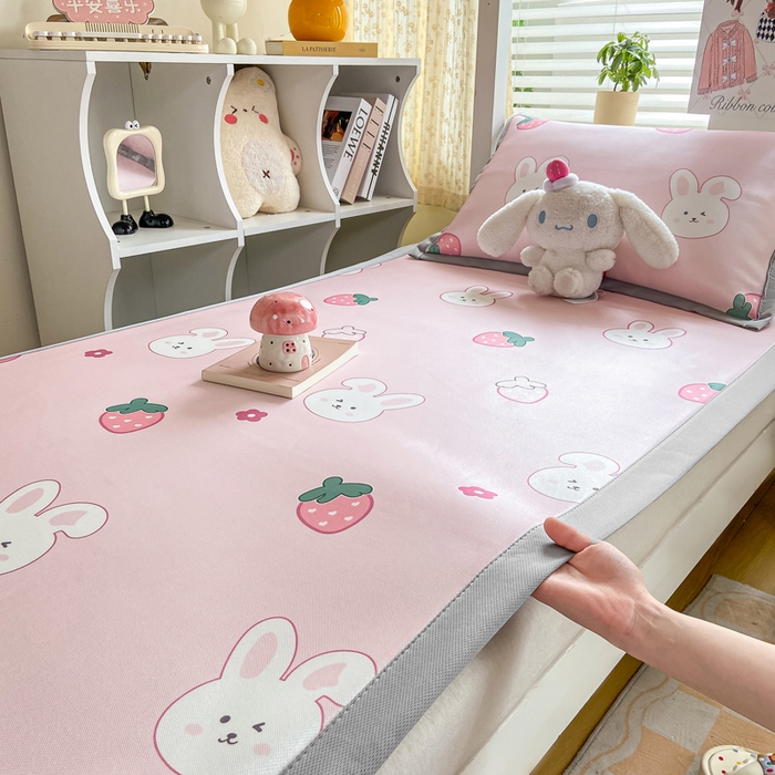 91家纺网 家纺一手货源 找家纺 耐思家纺 2025春夏新款A类冰丝印花凉席空调席学生系列 甜心草莓