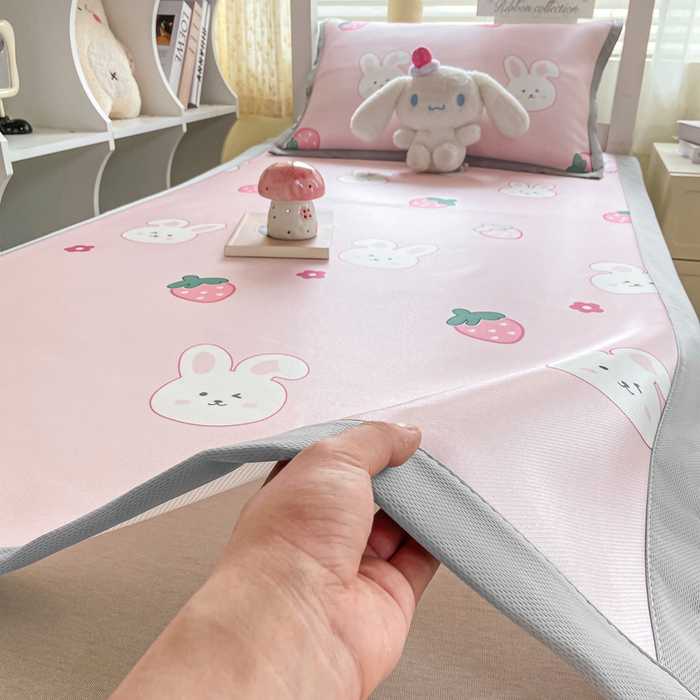 91家纺网 家纺一手货源 找家纺 耐思家纺 2025春夏新款A类冰丝印花凉席空调席学生系列 甜心草莓