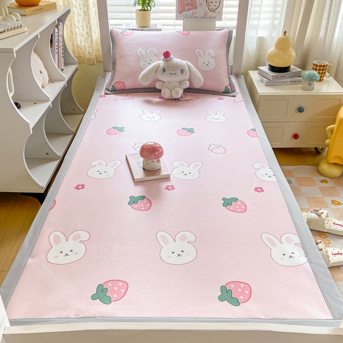 91家纺网 家纺一手货源 找家纺 耐思家纺 2025春夏新款A类冰丝印花凉席空调席学生系列 甜心草莓