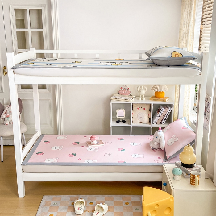 91家纺网 家纺一手货源 找家纺 耐思家纺 2025春夏新款A类冰丝印花凉席空调席学生系列 甜心草莓