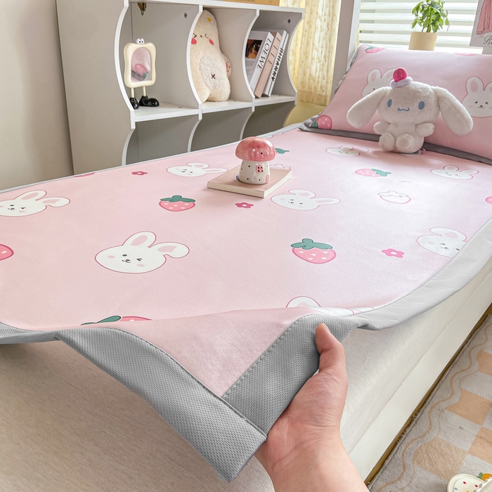 91家纺网 家纺一手货源 找家纺 耐思家纺 2025春夏新款A类冰丝印花凉席空调席学生系列 甜心草莓